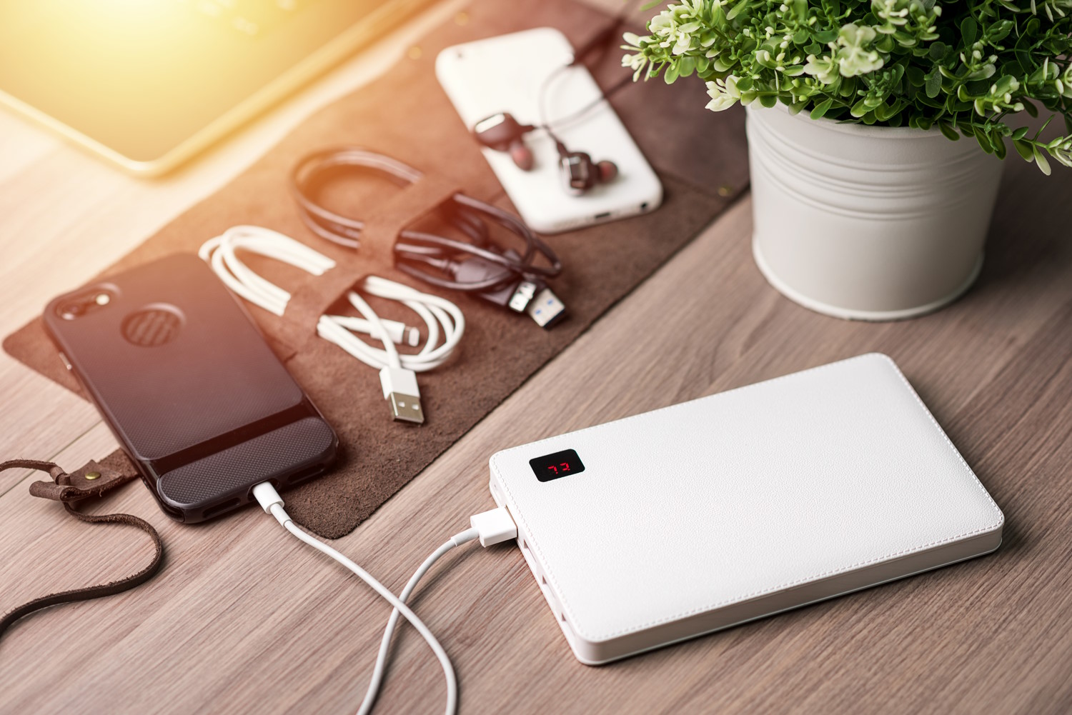 Mesa con una powerbank y una tablet